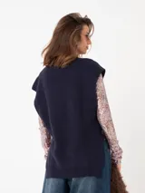 Chaleco de largo regular y silueta amplia, con cuello redondo y sisa cavada, confeccionado en mezcla de fibras.