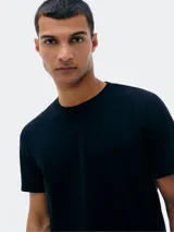 Camiseta básica de manga corta, cuello redondo y calce regular, color rojo jaspeado.