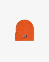 Gorro de lana color naranja con logo de la marca Obey bordado en el frente.