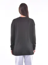 Remera negra de manga larga con textura acanalada.