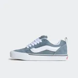 Championes Vans Knu Skool color gris con detalles en blanco. Inspirados en los icónicos Old Skool, con cordones extragrandes, lengüeta abullonada, cuello afelpado y suela vulcanizada.