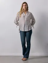 Blusa estampada con cuello a la base y escote en V. Manga 3/4 con lazo.