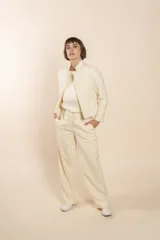 Pantalón de vestir marrón con textura tweed, de tiro alto y pierna recta.