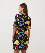 Camisón corto negro de viscolycra con estampado de Mickey Mouse, cuello redondo y mangas cortas con ribete rojo.