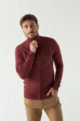 Campera tejida negra para hombre, con cuello alto y cierre frontal.