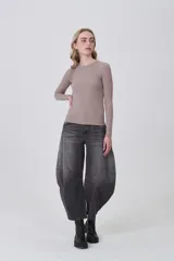 Remera de manga larga ajustada al cuerpo, color negro, con cuello redondo a la base y tejido acanalado.