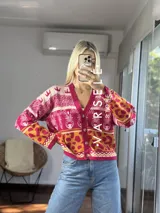 Cárdigan de punto con estampado de cebra y manchas de leopardo en tonos marrón, amarillo y rosa.