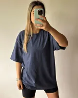 Remerón oversize de algodón, color azul grisáceo, con cuello redondo y mangas cortas caídas.