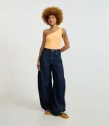 Body básico color durazno, con escote asimétrico y un solo hombro. Confeccionado en microfibra de poliamida y elastano.