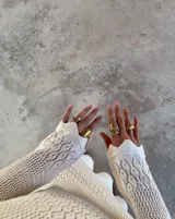 Anillo grueso de alpaca color plateado, con forma irregular y superficie texturizada.