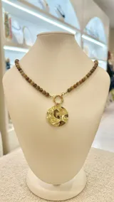Collar con cuentas de piedra natural Jaspe Picture, cierre marinero dorado y dije circular martillado dorado.
