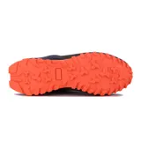 Zapatillas de trekking color caqui con detalles en negro y naranja.