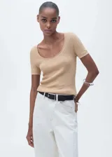 Jersey de punto color beige, de manga corta y cuello redondo. Tejido de mezcla de lino y viscosa. Diseño recto y corte ajustado. Disponible en tallas plus.