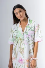 Camisa corta de algodón estampado con cuello clásico, abotonada adelante con vivo y mangas cortas.