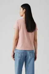 Remera de mangas cortas color rosa con logo de Levi's estampado con paisaje.