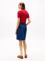 Falda de jean corta recta con un diseño de cinco bolsillos, cierre de cremallera con botón, talle medio y logo de Tommy Hilfiger bordado en el bolsillo trasero.