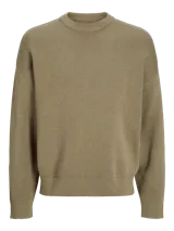 Sweater color verde oliva de tejido plano, con cuello redondo, corte oversize y hombros caídos.