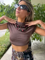 Collar de doble vuelta con cuentas grandes de color marrón, negro y rojo.