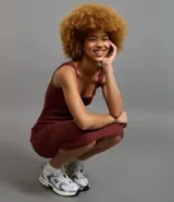 Vestido midi color borgoña, confeccionado en tejido de punto rib, con escote cuadrado y breteles anchos.