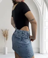 Body negro de mangas cortas con escote redondo y corte cavado en la parte inferior.