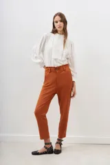 Pantalón baggy color ladrillo, de corte sastrero, con cintura alta elastizada y bolsillos laterales.