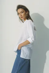 Camisa color rojo de manga larga con cuello clásico y cierre frontal con botones.