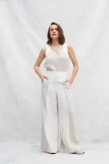 Pantalón de lino de tiro alto, con corte amplio a la cintura, confeccionado en dos colores: azul marino y marrón. Presenta un recorte delantero que estiliza la silueta. De calce cómodo.