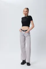 Top gris de tejido de punto acanalado, elastizado, de manga corta y cuello alto.