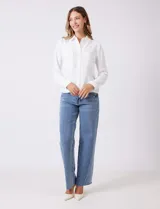 Camisa de crepe color fucsia, con cuello solapa, cierre frontal de botones y dos bolsillos aplicados en el pecho.