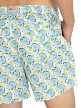 Short de baño celeste con estampado de caballitos de mar rosados. Tiene cintura elástica con cordón ajustable, bolsillos laterales y traseros.