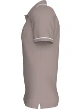 Chomba de corte slim, con diseño clásico y ribetes en contraste, confeccionada en mezcla de algodón y elastano.