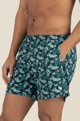 Short de baño con estampado floral en tonos azul y verde. Fabricado en tejido de secado rápido con protección UV 50.