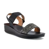 Sandalia casual beige con plataforma marrón, tira delantera con apliques dorados y tira trasera elástica.