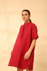 Vestido corto color bordó, con cuello mao, mangas cortas y bolsillos laterales.