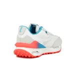 Championes Fila Renno Vintage color blanco, gris y celeste, con suela de goma color coral.