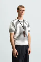 Camiseta de hombre de punto con mezcla de viscosa, a rayas horizontales blancas y azul marino. Tiene cuello redondo, manga corta y terminaciones en rib.