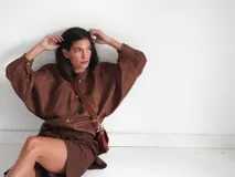 Camisa verde agua de lino, con botones de guampa, más larga atrás que adelante y espalda con tajo en el medio.