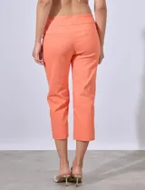 Pantalón capri de gabardina elastizada, con pretina ancha y bolsillos simulados, marca Zac & Rachel.