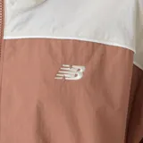 Campera deportiva New Balance Greatest Hits Woven, color marrón con detalles en blanco.