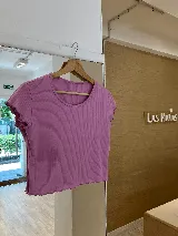 Remera gris de morley de algodón, de manga corta con terminación fruncida.