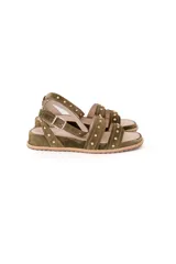Sandalias chatas de gamuza color verde oliva con plataforma corrida forrada y tachas doradas.