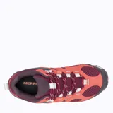 Championes de trekking Merrell Yokota 2, color coral con detalles en borgoña y celeste. Confeccionados en gamuza y malla, con suela de goma resistente y tecnología Air Cushion en el talón.