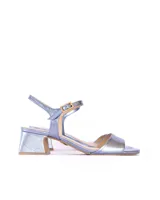 Sandalias de cuero color celeste metalizado, con tira ancha sobre los dedos, pulsera con hebilla al tobillo y taco cuadrado bajo.