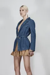 Blazer de mezclilla con cinturón a juego, de corte recto y diseño moderno.
