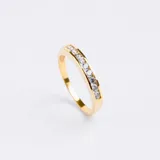 Anillo dorado en oro 18k con hilera de circonias blancas engarzadas.