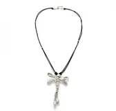 Collar largo de cuero negro con colgante de libélula bañada en plata de ley.