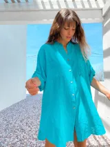 Camisola turquesa de lino con cuello mao, abotonada al frente y mangas 3/4 con botón para sujetar.