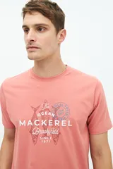 Remera verde agua de manga corta con estampado de dos peces y texto en azul marino.