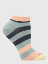 Calcetín corto de algodón con diseño a rayas horizontales en tonos azul verdoso, azul marino, salmón y amarillo pálido en la puntera.