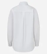 Camisa blanca de tricolina con cuello solapa, abotonado delantero y puños largos.